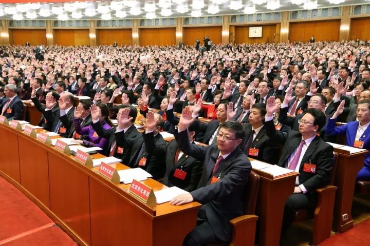  10月24日，中国共产党第十九次全国代表大会闭幕会在北京人民大会堂举行。这是代表举手表决。 新华社记者 姚大伟 摄 